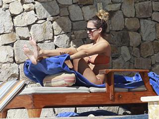 Jessica Alba feet photo thumbnail