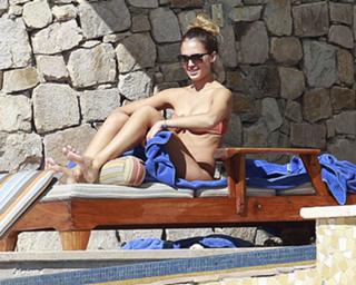 Jessica Alba feet photo thumbnail