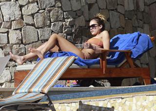 Jessica Alba feet photo thumbnail