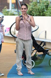 Jessica Alba feet photo thumbnail