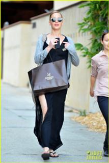 Jennifer Lawrence feet photo thumbnail