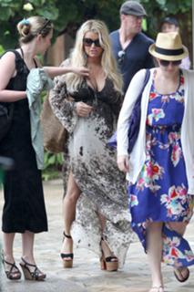 Jessica Simpson feet photo thumbnail