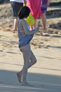 Milla Jovovich feet photo thumbnail