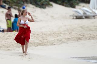 Julianne Hough feet photo thumbnail
