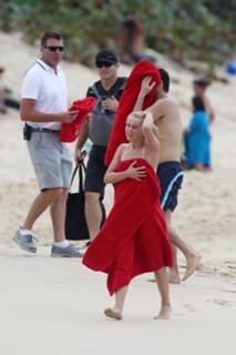 Julianne Hough feet photo thumbnail