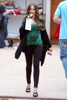 Sofía Vergara feet photo thumbnail