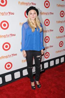 AnnaSophia Robb feet photo thumbnail