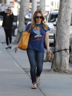 Hilary Duff feet photo thumbnail