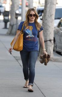 Hilary Duff feet photo thumbnail