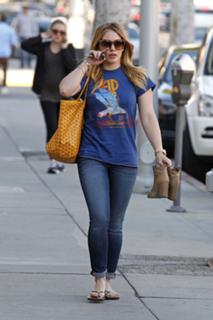 Hilary Duff feet photo thumbnail