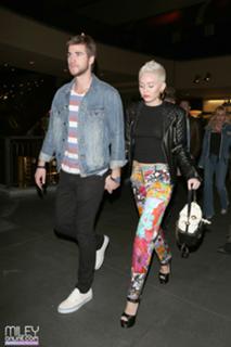 Miley Cyrus feet photo thumbnail