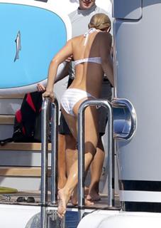 Julianne Hough feet photo thumbnail