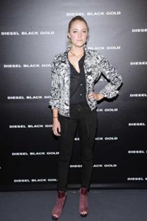 Maika Monroe feet photo 2