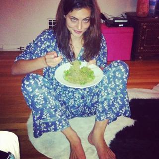 Phoebe Tonkin feet photo thumbnail