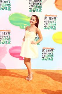 Ariana Grande feet photo thumbnail