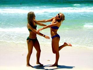 Emily Osment feet photo thumbnail