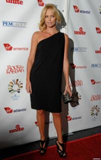 Charlize Theron feet photo thumbnail