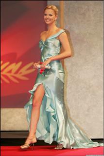 Charlize Theron feet photo thumbnail