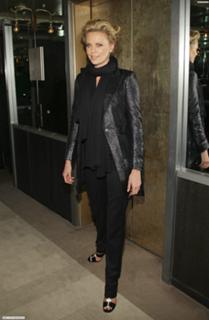 Charlize Theron feet photo thumbnail