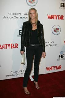 Charlize Theron feet photo thumbnail