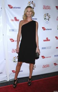 Charlize Theron feet photo thumbnail