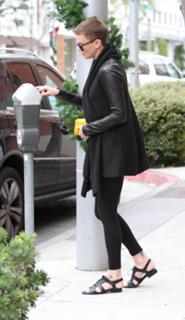 Charlize Theron feet photo thumbnail