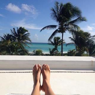 Doutzen Kroes feet photo thumbnail