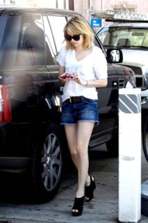 Emma Roberts feet photo thumbnail