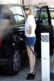 Emma Roberts feet photo thumbnail