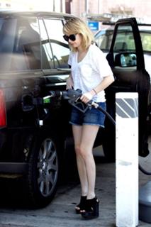 Emma Roberts feet photo thumbnail