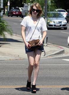 Emma Roberts feet photo thumbnail