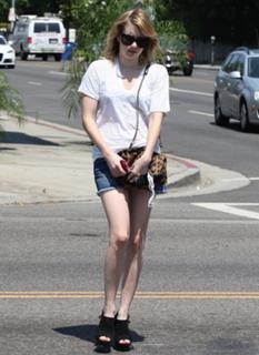 Emma Roberts feet photo thumbnail
