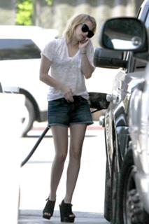 Emma Roberts feet photo thumbnail