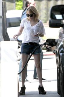 Emma Roberts feet photo thumbnail