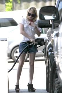 Emma Roberts feet photo thumbnail
