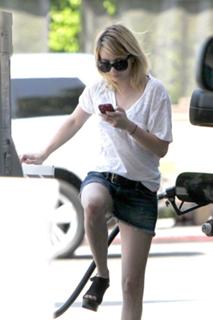Emma Roberts feet photo thumbnail