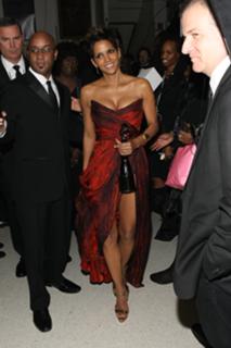 Halle Berry feet photo thumbnail