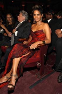 Halle Berry feet photo thumbnail