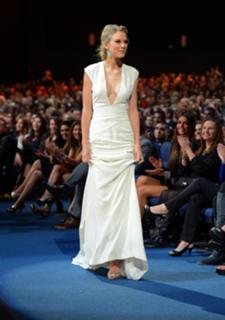 Taylor Swift feet photo thumbnail