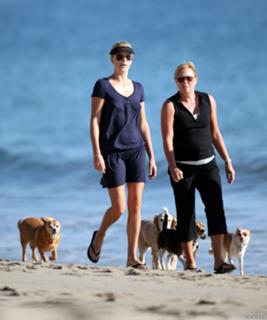 Charlize Theron feet photo thumbnail