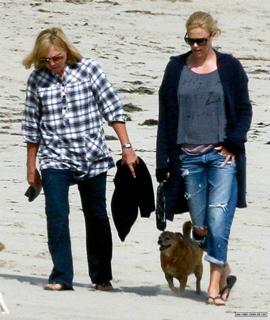 Charlize Theron feet photo thumbnail