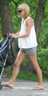 Kelly Ripa feet photo thumbnail