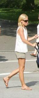 Kelly Ripa feet photo thumbnail