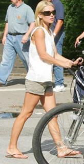 Kelly Ripa feet photo thumbnail