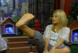 Kelly Ripa feet photo thumbnail