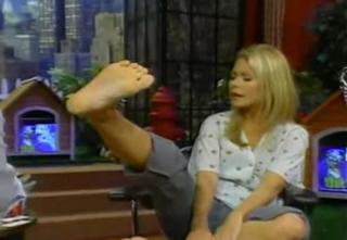 Kelly Ripa feet photo thumbnail