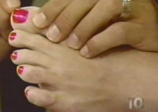 Kelly Ripa feet photo thumbnail