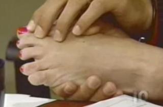 Kelly Ripa feet photo thumbnail