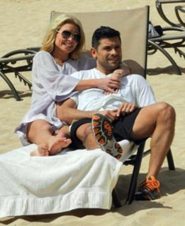 Kelly Ripa feet photo thumbnail