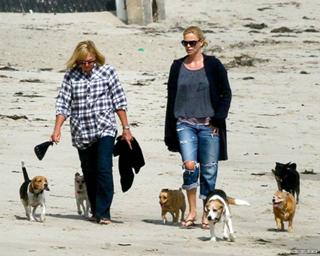 Charlize Theron feet photo thumbnail